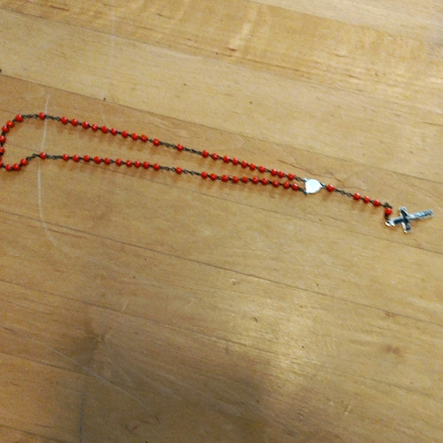 Rosenkranz mit roten - , perlen