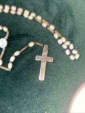 Rosenkranz mit weißen Perlen